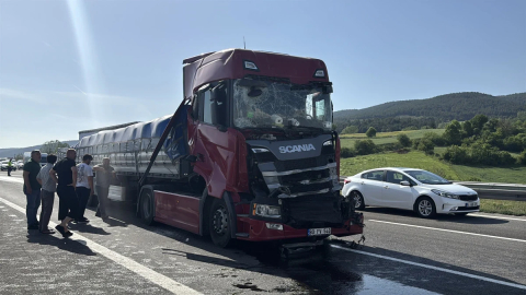 TEM Otoyolu’nda 4 tır birbirine girdi: 2 yaralı