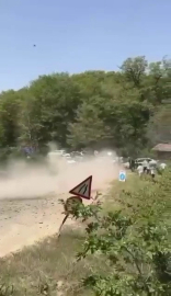 Ralli yarışında korku dolu anlar: Yarış aracı seyircilerin bulunduğu bölgeye savruldu