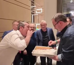 Eski Bakan Varank, Ali Koç’a final maçı öncesi baklava ikram etti