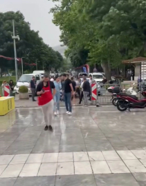 Fırtınada savrulan pano Bıçak Festivali ziyaretçisini yaraladı