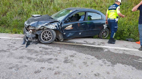 Bursa’da iki otomobil kafa kafaya çarpıştı: 3 yaralı