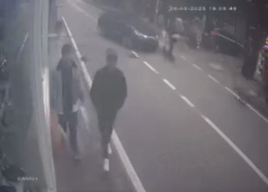 Ani dönüş yapınca scooter sürücüsüne çarptı