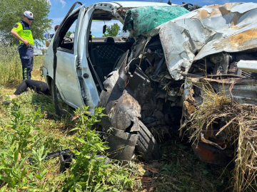 Paramparça... Otomobil zeytinliğe uçtu