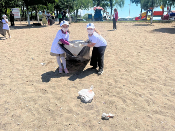 Çevre için el ele: Minikler İznik kıyısını temizledi