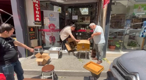 Bursa'da iş merkezine arı istilası