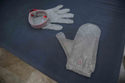 Acemi kasaplar mutlaka almalı! El kesilmelerine çelik eldiven çözümü