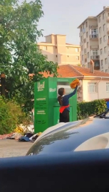 Hırsızlar bu kez giysi kumbarasına göz dikti