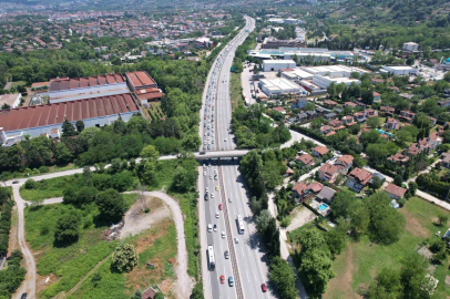 Bayramın dönüş çilesi: Otoyoldaki yoğunluk havadan görüntülendi