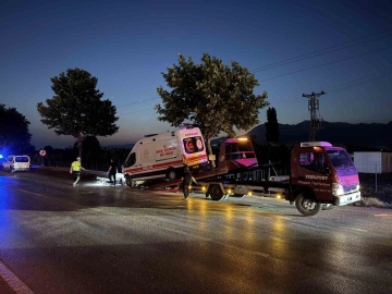 Ambulans ile çarpışan otomobilde can pazarı