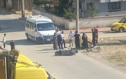 Bursa'da servis minibüsüyle çarpışan motosikletli yaralandı