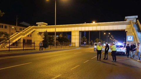 Motosikletin içine giren yılanı tek hamlede çıkardı