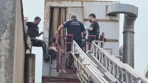 Fabrikada dehşet anları: Makineye sıkışan işçi böyle görüntülendi