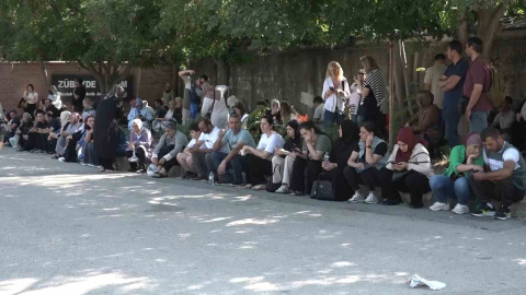 Onlar içeride, aileleri dışarıda ter döktü