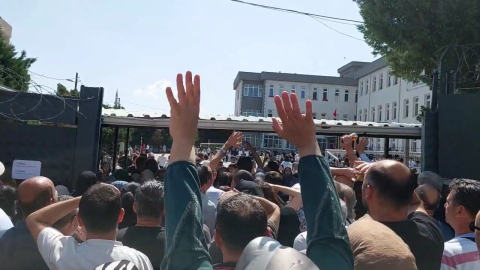 Sınava giren çocuklarını görmek için yarıştılar