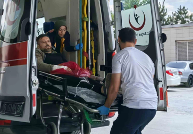 Ağaç keserken elini kesti