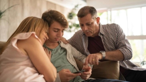 Anne babanın stresi, çocuğa geçiyor