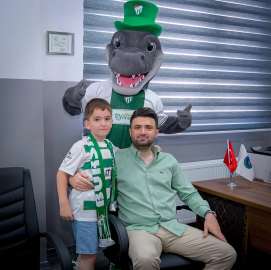 Minik Yiğit’in davetine Bursaspor’dan anlamlı ziyaret