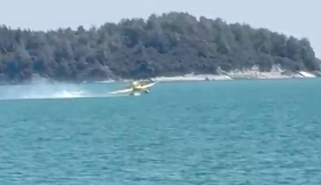 Yangın söndürmeye giden uçak göle düştü