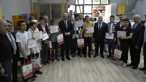 Bursa’da 656 bin 200 öğrenci karne heyecanı yaşadı