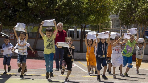 Öğrenciler karnelerine kavuşuyor