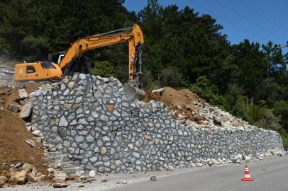 Uludağ yolunda kaçak duvar imalatı yıkıldı