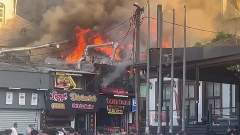Bursa’da tarihi semtte yangın çıktı, 2 dükkan alevlere teslim oldu