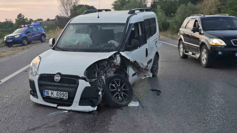 İki otomobil kafa kafaya çarpıştı: 3 yaralı