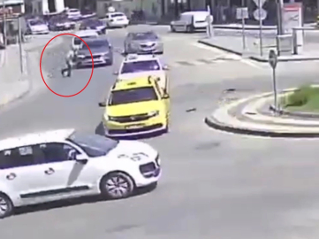 Kaza değil sanki dublör sahnesi: Ayağa kalktı, yürüyüp gitti!