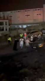 Bursa’da park halindeki araçlara çarpıp kaçtı, geri döndüğünde araç sahiplerinin saldırısına uğradı