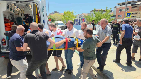 Fren yerine gaza basınca kaldırımdaki yayalara çarptı