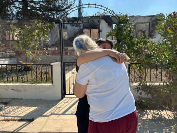 Orman yangını evleri yuttu, geriye gözyaşı kaldı