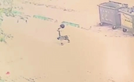 Scootera binen çocuğun üzerinden otomobil geçti