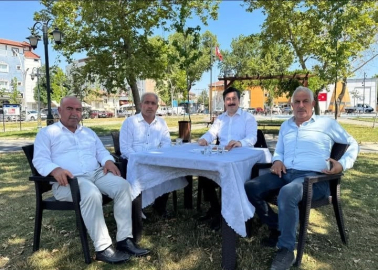 Bursa'da belediye başkanı makamını parka taşıdı