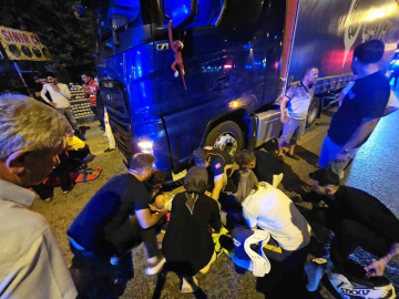 Kafası tırın altına girdi, kaskı hayatını kurtardı