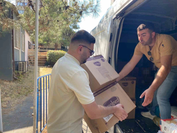 İzmir'deki yangından etkilenen hayvanlara, Bursalılar destek verdi