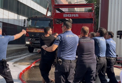Yangın yerinde ortalık karıştı, itfaiyeci darbedildi, polis müdahale etti