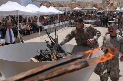 30 PKK'lı silahlarını yaktı