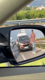 Trafik canına tak etti: Şeritte yürüyerek cezalandırdı!