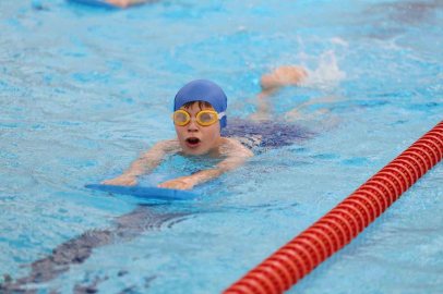 Yaz okulu havuzda bitti, sertifikalar miniklere gitti!