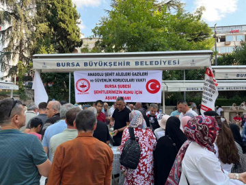 Bursa'da şehitlerin hayrına aşure dağıttılar