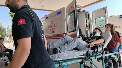 Otomobil kontrolden çıktı, önce direğe sonra evin koruma tellerine çarptı : 1 yaralı