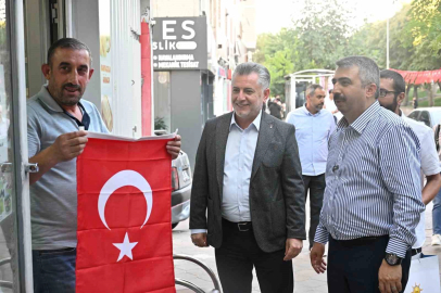 Yıldırım'da halka bayrak dağıtıldı