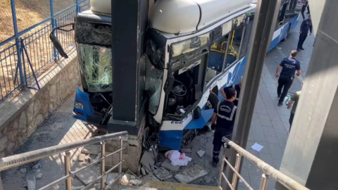 Belediye otobüsü kaza yaptı! 20 kişi yaralandı