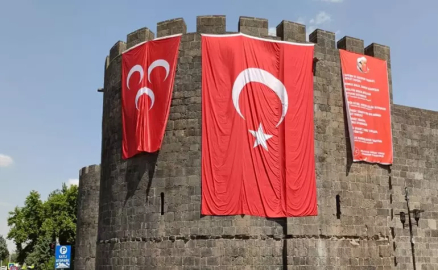 Diyarbakır'da barış şöleni! MHP ve Türk bayrakları asıldı