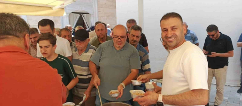 Bursalı esnaf bin 200 kişiye aşure dağıttı