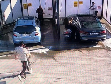 Motosikletli genç kız benzinlikte yıkanan otomobile çarptı