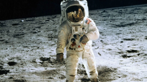 Tarih yazıldı: Neil Armstrong Ay’a ilk adımını attı