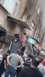 Kadın alevlerin arasında kaldı, mahalleli kurtardı