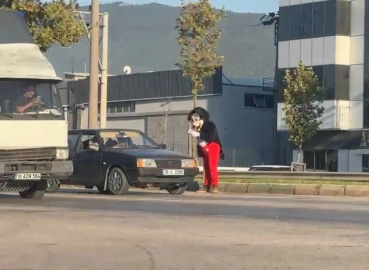 Mendil satıcısı ’Miki Fare’ büyük ilgi gördü