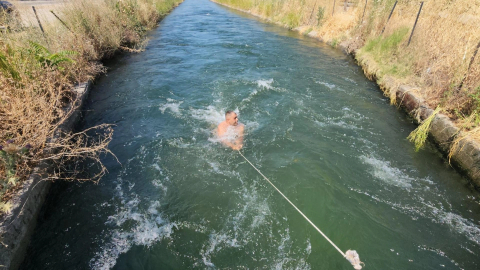 40 derecede bunalan gençler sulama kanalında serinledi
